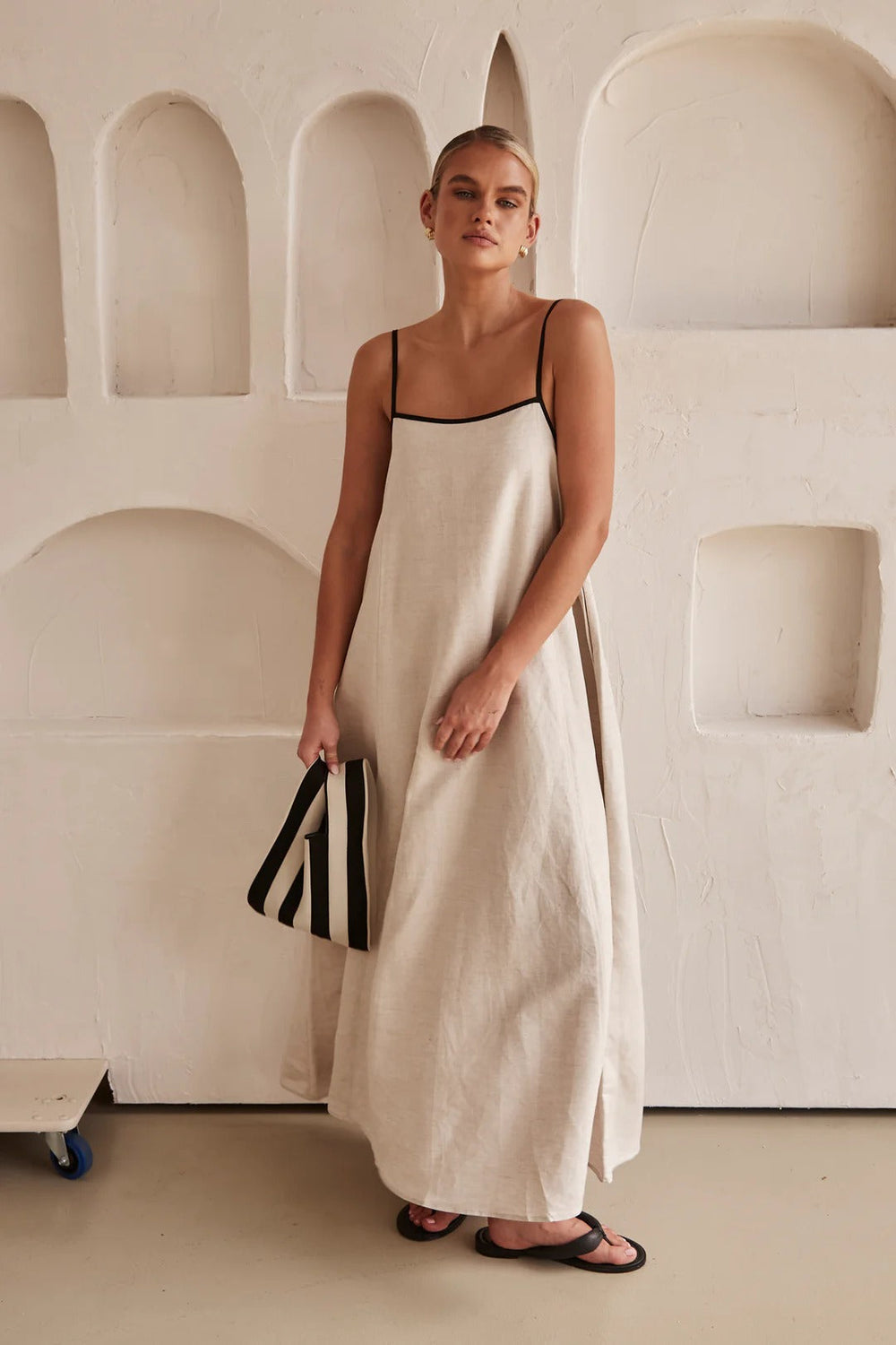 Dames Zwarte Lange Jurk Minimalistische Elegantie met Spaghettibandjes - Emma-2