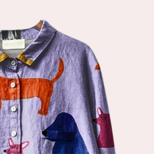 Brynja - Leuk en modieus shirt met speelse hondenprint voor dames