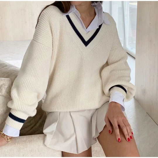 Carly - Gebreide klassieke witte damestrui met V-hals