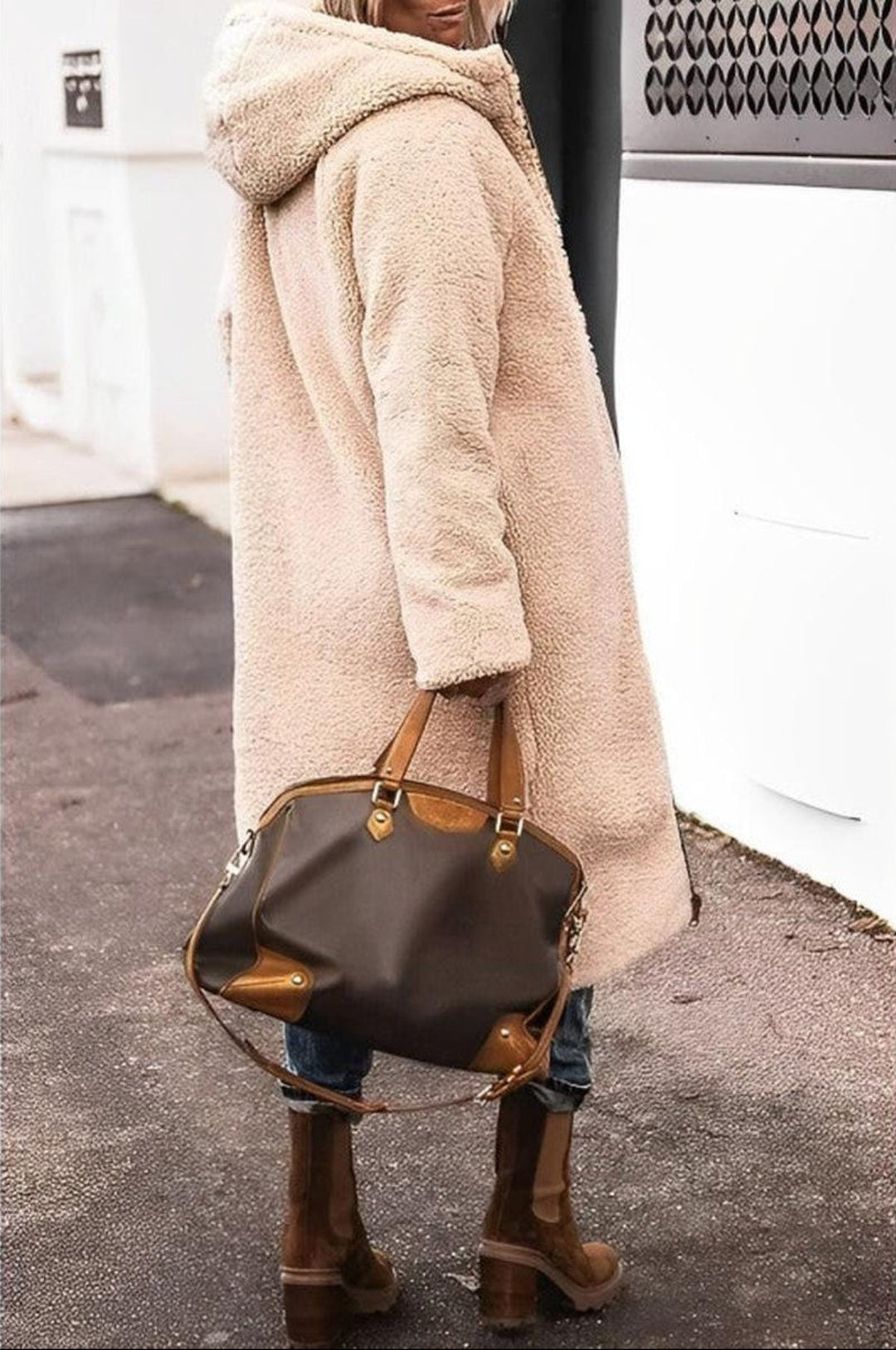 Dameswinterjas met capuchon en omkeerbare teddy-uitvoering